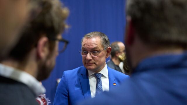 Jugendkongress in Gießen: Auftritt von AfD Redner erinnert an Hitler – Parteispitze reagiert Jugendkongress in Gießen: Auftritt von AfD-Redner erinnert an Hitler – Parteispitze reagiert 2025