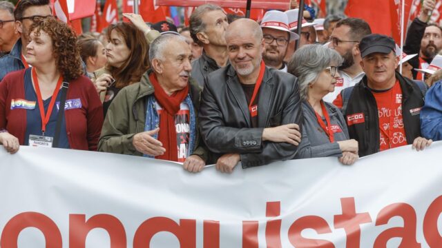 Los sindicatos CCOO y UGT piden subir el salario mínimo a 1.273 euros al mes y que tribute por primera vez 2025