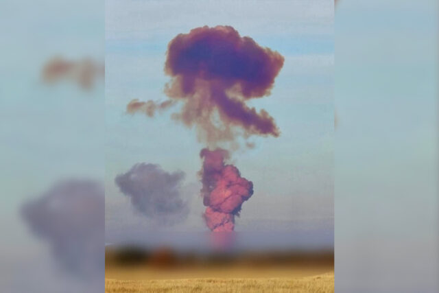 Nagy lila füsstel robbant fel egy rakéta egy orosz bázis közelében 2025