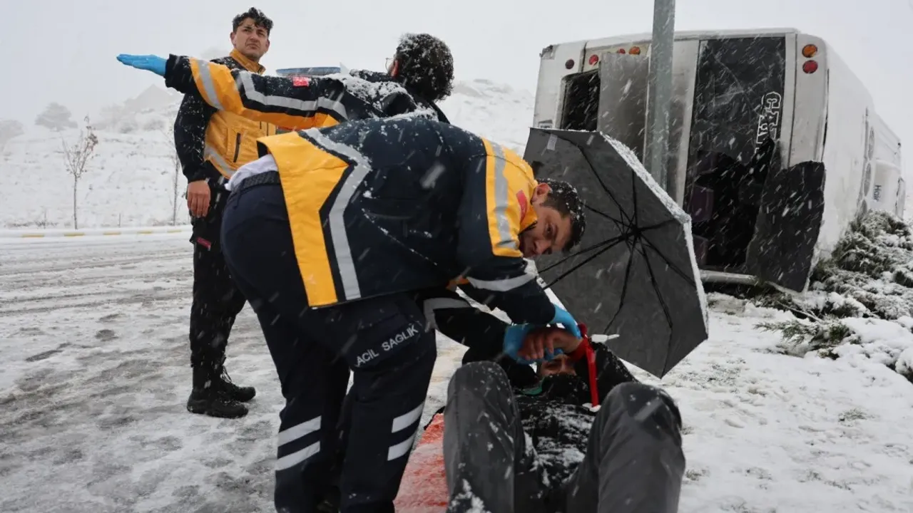 Gündem nevşehir’de işçi servisi devrildi: 14 yaralı 2025 nevsehirde isci servisi devrildi 14 yarali 2025 gündem iustitia. Bg nevşehir’in mehmet akif ersoy mahallesi, kayaşehir yolu mevkiinde sabah saatlerinde işçi servisi kazası... Iustitia. Bg nevşehir’de işçi servisi devrildi: 14 yaralı 2025 2025-11-15 10:46:00 adalet - iustitia. Bg gündem