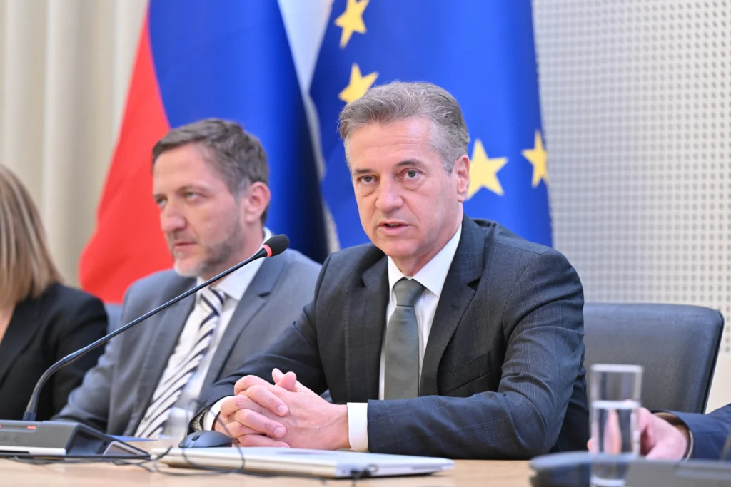 Prihodki padajo, poraba pa nekontrolirano narašča: kaos v javnih financah je totalen! 2025 - pravosodje - iustitia. Bg Fokus prihodki padajo, poraba pa nekontrolirano narašča: kaos v javnih financah je totalen! 2025 prihodki padajo poraba pa nekontrolirano narasca kaos v javnih financah je totalen 2025 fokus iustitia. Bg piše: sara kovač /nova24tv. Si
predlog sprememb proračuna za leto 2026 razkriva vse večje težave pri... Iustitia. Bg prihodki padajo, poraba pa nekontrolirano narašča: kaos v javnih financah je totalen! 2025 2025-11-15 19:03:22 pravosodje - iustitia. Bg fokus