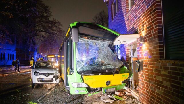Ruhrgebiet: Linienbus kracht gegen Hauswand - mehrere Verletzte 2025