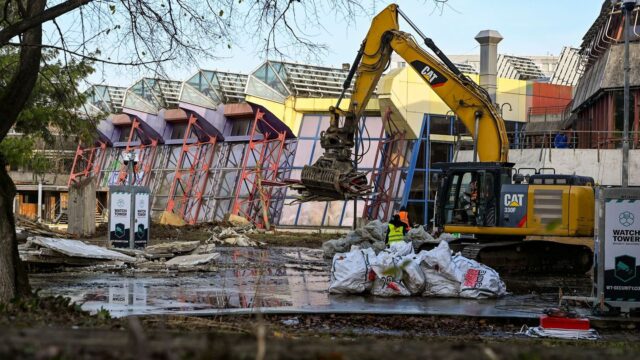 Stadtentwicklung: Baggerarbeiten am früheren Erlebnisbad SEZ haben begonnen 2025