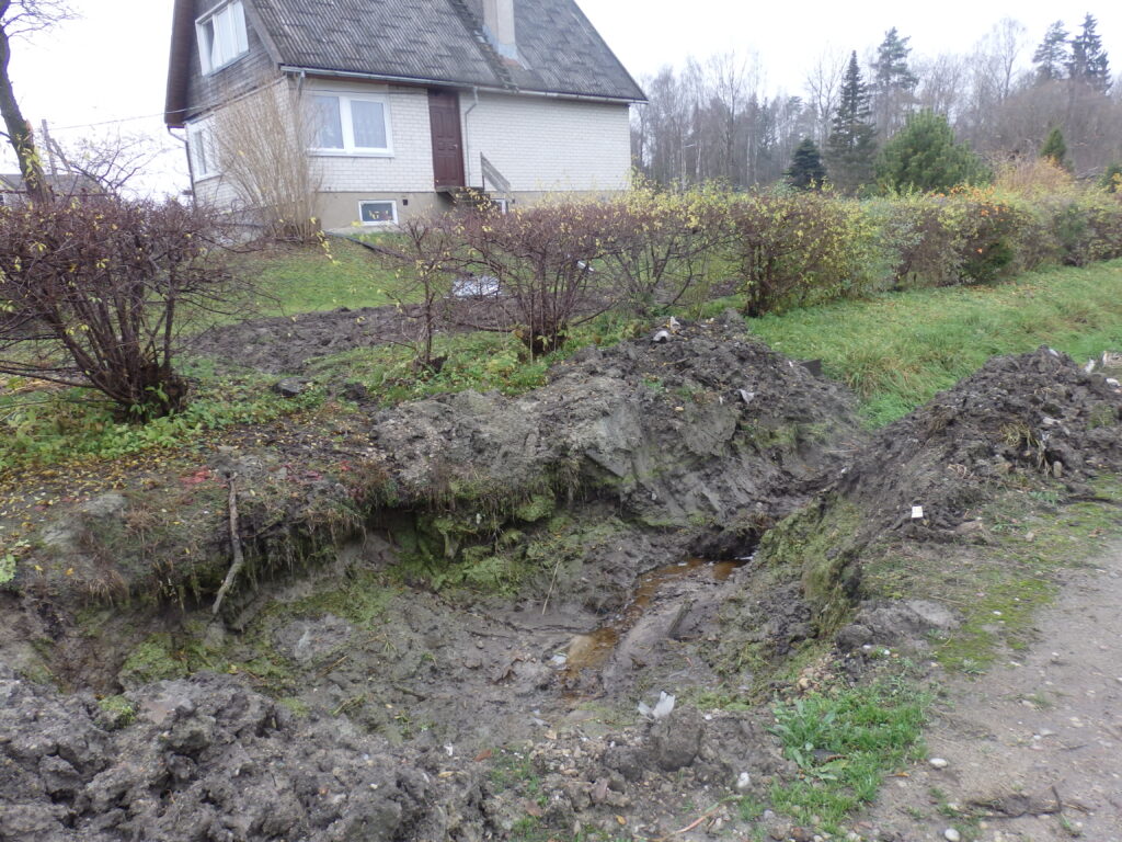 Skaitytojas pasiūlė temą tilvikiškiai nenori gyventi apsupti griovių 2025 tilvikiskiai nenori gyventi apsupti grioviu 2025 1 skaitytojas pasiūlė temą iustitia. Bg autorės nuotr. : tilvikiškių sodybos teritorijoje – gilus griovys, kuris per liūtis ištvinsta ir apsemia kiemą. Tilvikų gyvenvietėje, pamiškėje, prieš kelis dešimtmečius... Tilvikiškiai nenori gyventi apsupti griovių 2025 2025-11-26 06:06:55 teisingumas - iustitia. Bg skaitytojas pasiūlė temą