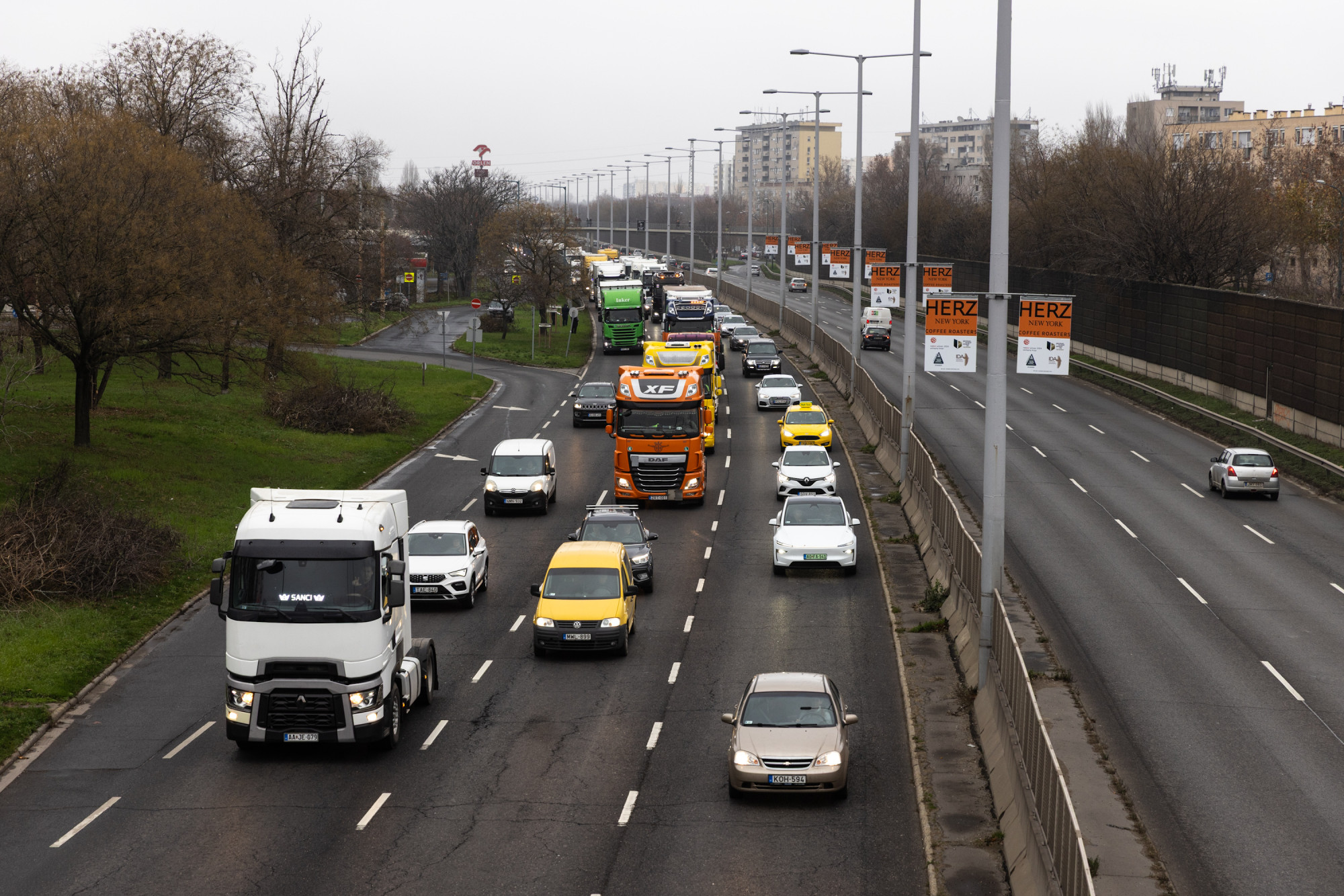 A hősök terére tüntetni tartó kamionosok miatt dugó van az m3-ason budapest felé 2025 - юстиция Tüntetés a hősök terére tüntetni tartó kamionosok miatt dugó van az m3-ason budapest felé 2025 a hosok terere tuntetni tarto kamionosok miatt dugo van az m3 ason budapest fele 2025 1 tüntetés iustitia. Bg „budapesten az m3-as autópályán a szilas pihenőnél, illetve az... Iustitia. Bg a hősök terére tüntetni tartó kamionosok miatt dugó van az m3-ason budapest felé 2025 2025-12-22 13:26:32 юстиция tüntetés