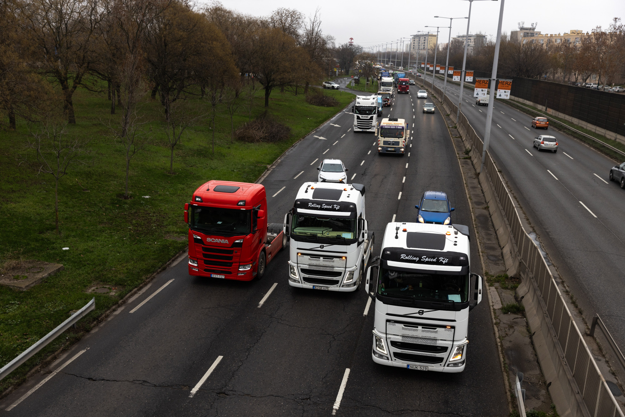 A hősök terére tüntetni tartó kamionosok miatt dugó van az m3-ason budapest felé 2025 - юстиция Tüntetés a hősök terére tüntetni tartó kamionosok miatt dugó van az m3-ason budapest felé 2025 a hosok terere tuntetni tarto kamionosok miatt dugo van az m3 ason budapest fele 2025 2 tüntetés iustitia. Bg „budapesten az m3-as autópályán a szilas pihenőnél, illetve az... Iustitia. Bg a hősök terére tüntetni tartó kamionosok miatt dugó van az m3-ason budapest felé 2025 2025-12-22 13:26:32 юстиция tüntetés