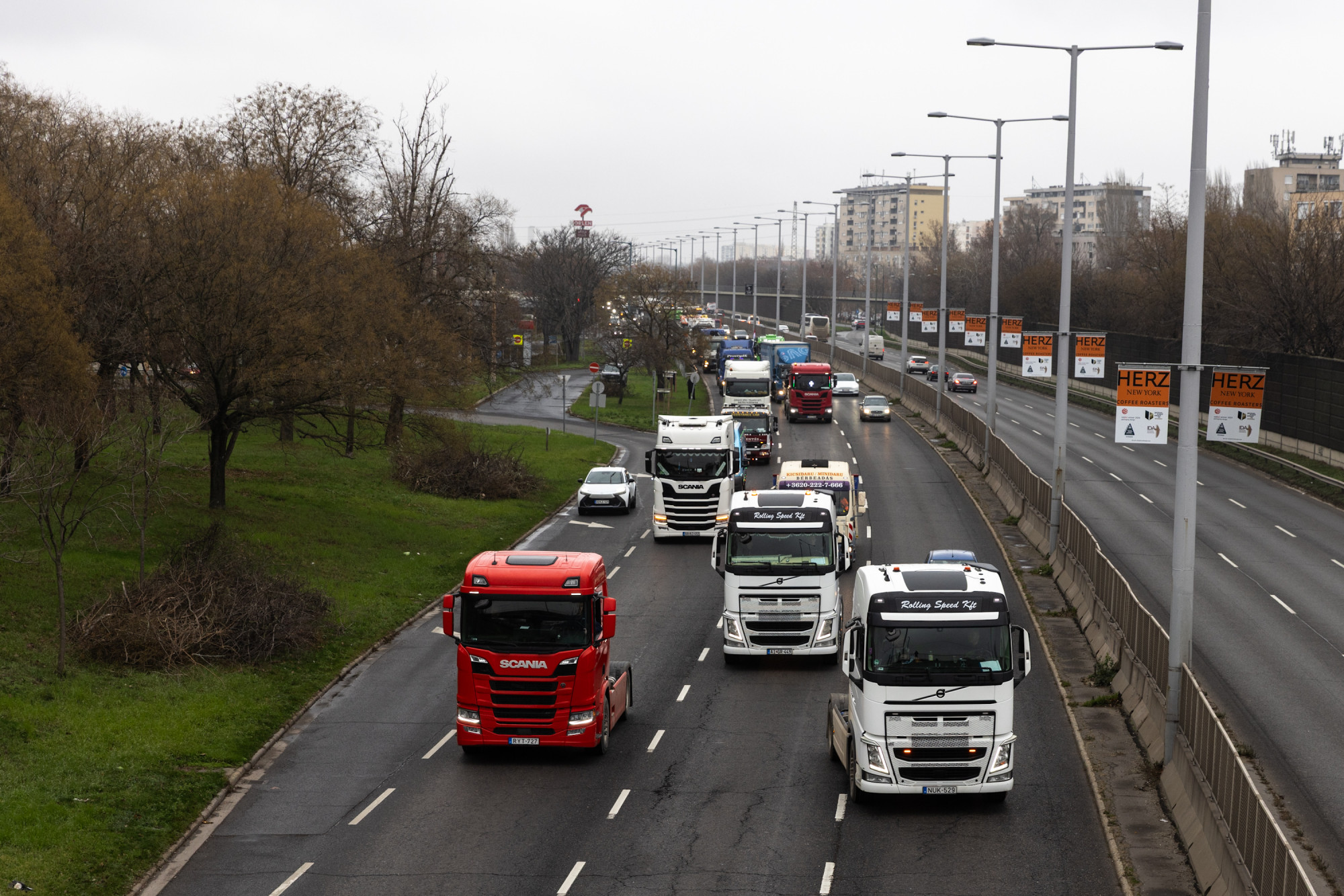 A hősök terére tüntetni tartó kamionosok miatt dugó van az m3-ason budapest felé 2025 - юстиция Tüntetés a hősök terére tüntetni tartó kamionosok miatt dugó van az m3-ason budapest felé 2025 a hosok terere tuntetni tarto kamionosok miatt dugo van az m3 ason budapest fele 2025 3 tüntetés iustitia. Bg „budapesten az m3-as autópályán a szilas pihenőnél, illetve az... Iustitia. Bg a hősök terére tüntetni tartó kamionosok miatt dugó van az m3-ason budapest felé 2025 2025-12-22 13:26:32 юстиция tüntetés