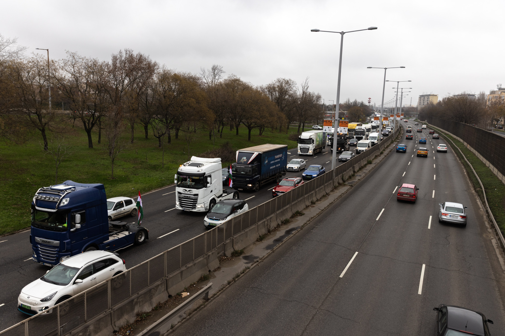 A hősök terére tüntetni tartó kamionosok miatt dugó van az m3-ason budapest felé 2025 - юстиция Tüntetés a hősök terére tüntetni tartó kamionosok miatt dugó van az m3-ason budapest felé 2025 a hosok terere tuntetni tarto kamionosok miatt dugo van az m3 ason budapest fele 2025 4 tüntetés iustitia. Bg „budapesten az m3-as autópályán a szilas pihenőnél, illetve az... Iustitia. Bg a hősök terére tüntetni tartó kamionosok miatt dugó van az m3-ason budapest felé 2025 2025-12-22 13:26:32 юстиция tüntetés