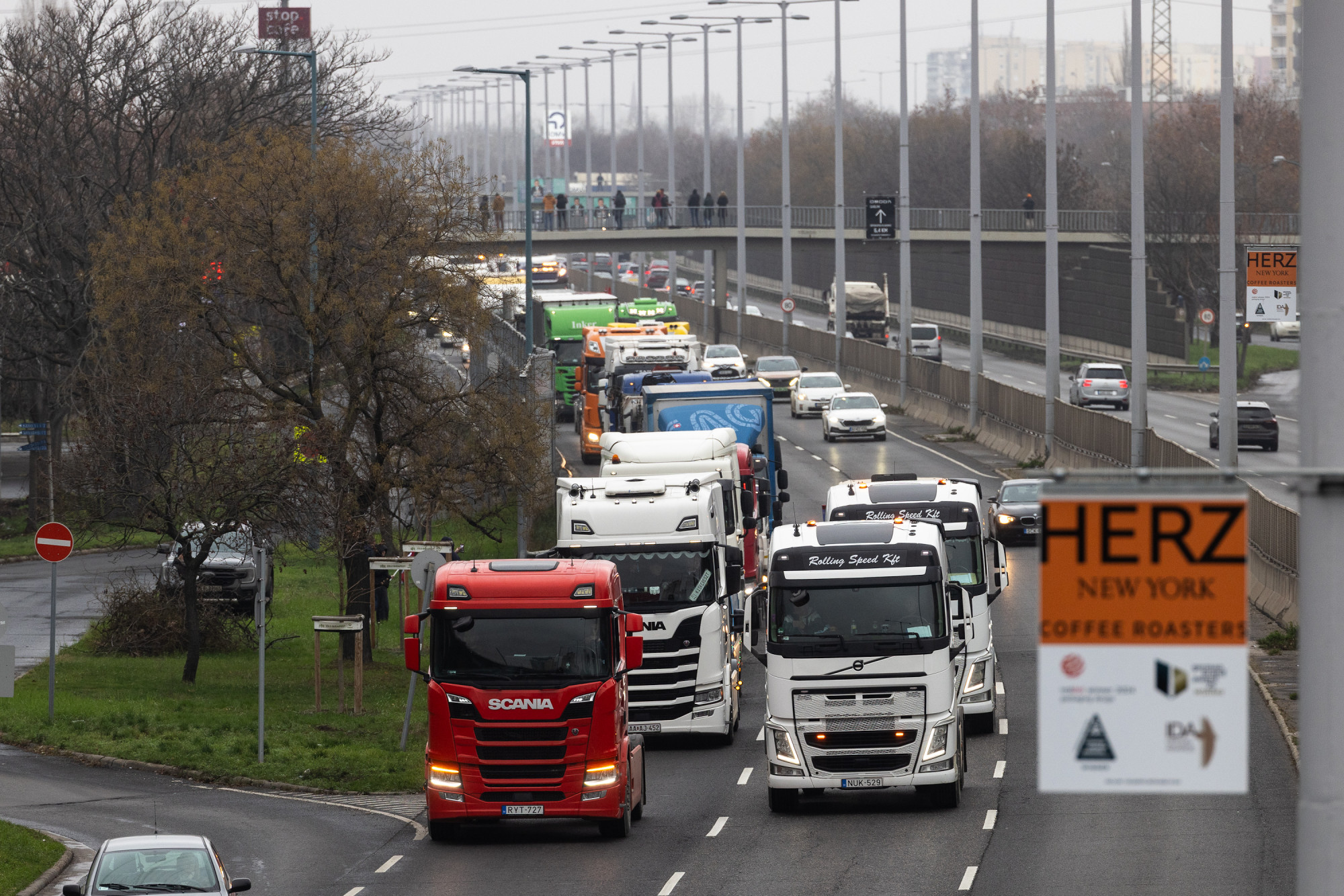 A hősök terére tüntetni tartó kamionosok miatt dugó van az m3-ason budapest felé 2025 - юстиция Tüntetés a hősök terére tüntetni tartó kamionosok miatt dugó van az m3-ason budapest felé 2025 a hosok terere tuntetni tarto kamionosok miatt dugo van az m3 ason budapest fele 2025 tüntetés iustitia. Bg „budapesten az m3-as autópályán a szilas pihenőnél, illetve az... Iustitia. Bg a hősök terére tüntetni tartó kamionosok miatt dugó van az m3-ason budapest felé 2025 2025-12-22 13:26:32 юстиция tüntetés