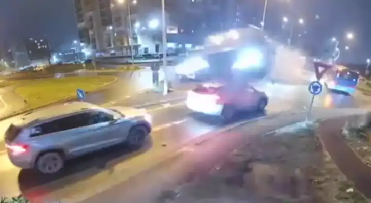 Accident ca-n filme: o mașină a zburat ca o rachetă după ce a lovit un sens giratoriu din oradea 2025 accident ca n filme o masina a zburat ca o racheta dupa ce a lovit un sens giratoriu din oradea 2025 iustitia. Bg imagini incredibile surprinse de o cameră de supraveghere într-o intersecție din oradea. Un șofer a... Iustitia. Bg accident ca-n filme: o mașină a zburat ca o rachetă după ce a lovit un sens giratoriu din oradea 2025 2025-12-04 23:28:40 justiţie - iustitia. Bg