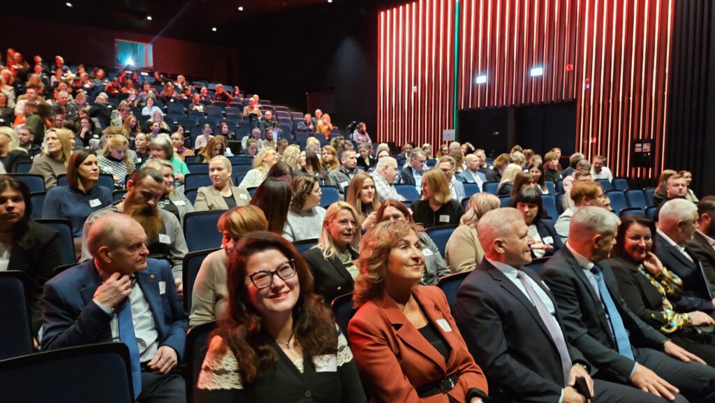 Aštuntasis savivaldos ir verslo forumas – kūrybiškumo triumfas 2025 astuntasis savivaldos ir verslo forumas kurybiskumo triumfas 2025 5 iustitia. Bg klaipėdos rajono savivaldos ir verslo aštuntasis forumas gargždų kultūros centre trečiadienį sulaukė ypatingo dėmesio: kupina dalyvių salė negailėjo aplodismentų įkvepiantiems... Aštuntasis savivaldos ir verslo forumas – kūrybiškumo triumfas 2025 2025-11-27 11:33:49 teisingumas - iustitia. Bg