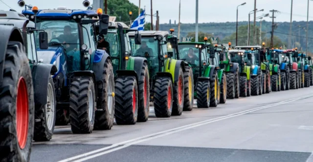 Αγρότες: Συνεχίζουν στα μπλόκα, σηκώνουν τις μπάρες των διοδίων, τι ισχύει για το σαββατοκύριακο ΒΙΝΤΕΟ 2025