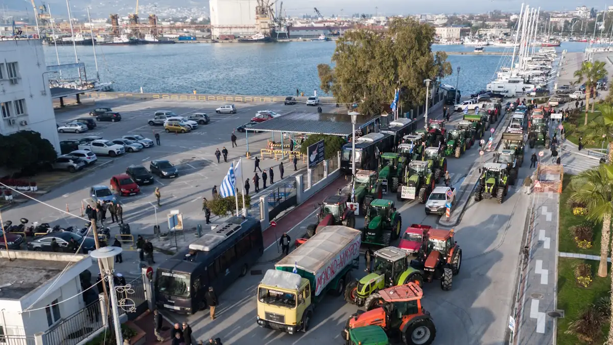 Ανυποχώρητοι οι αγρότες: Τι ισχύει με τα μπλόκα σε όλη την Ελλάδα, στον κόμβο Νίκαιας πάνω από 2.000 τρακτέρ! ΦΩΤΟ 2025