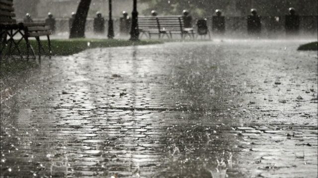 Çeşme’de Kesintisiz Sağanak Hayatı Felç Etti: Sokaklar Göle Döndü 2025