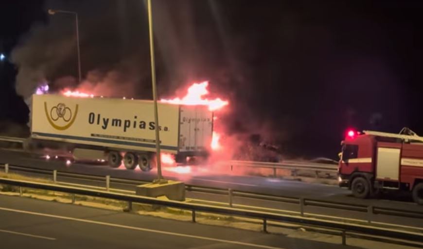 Στιγμές τρόμου στον ΒΟΑΚ: Νταλίκα-ψυγείο τυλίχτηκε στις φλόγες, μεγάλη κινητοποίηση της Πυροσβεστικής 2025