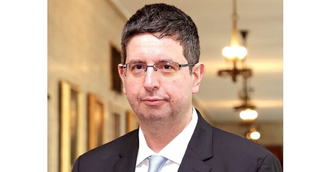 Доц. Петър Чобанов пред СТАНДАРТ: Еврото ще засили интереса на инвеститорите към България 2025