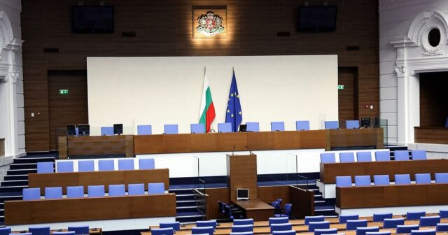 Екшън в парламента. Шести вот на недоверие 2025