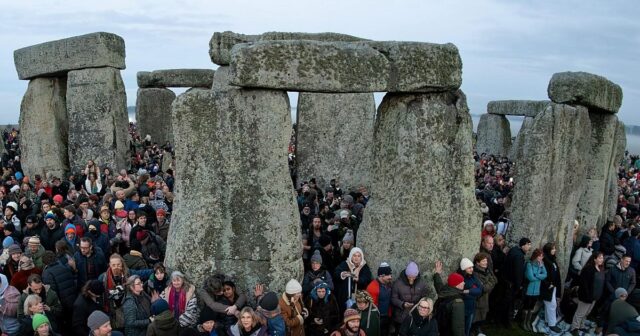 Невиждано на Стоунхендж! Тълпи от хора около мистичните камъни 2025