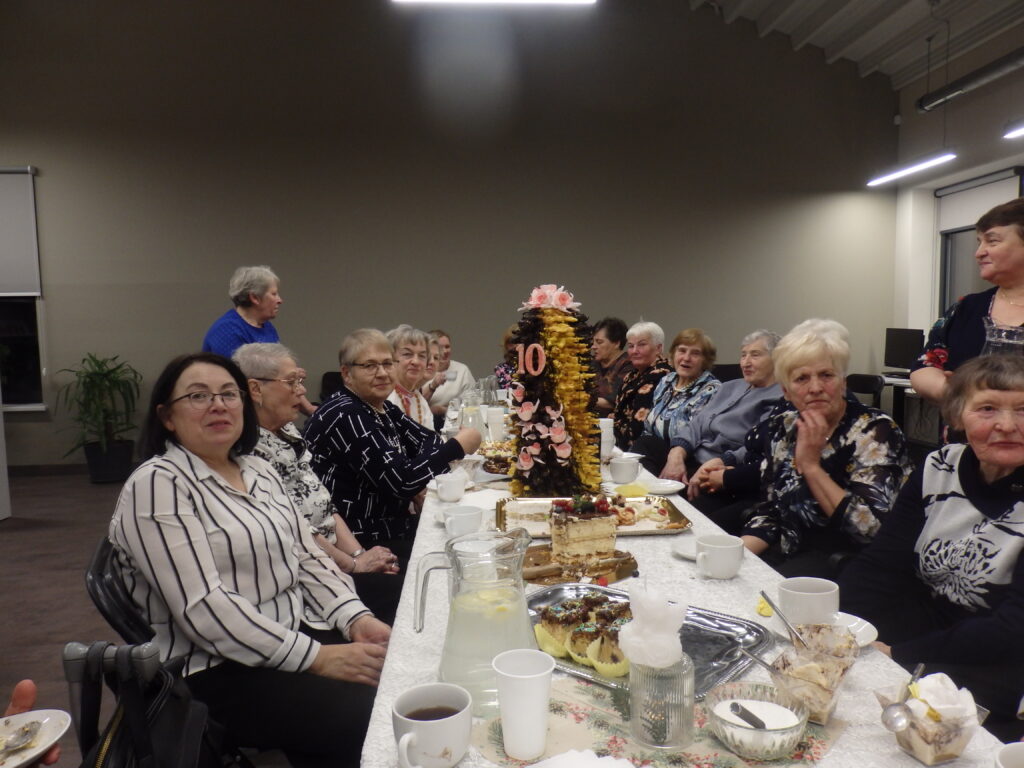 Tradicijos dienos globos centras endriejaviškiams tapo bendrystės namais 2025 dienos globos centras endriejaviskiams tapo bendrystes namais 2025 4 tradicijos iustitia. Bg endriejavo parapijos socialinės globos dienos centro darbuotojų komanda: direktorius r. Romanovskis, socialinė darbuotoja l. Račkienė, jos padėjėjos d. Grudzinskienė, l.... Dienos globos centras endriejaviškiams tapo bendrystės namais 2025 2025-12-06 04:39:00 teisingumas - iustitia. Bg tradicijos