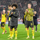 Die bvb-spieler bedanken sich bei den fans.