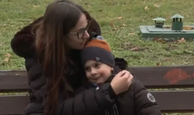 Élvezi a kisfiú, hogy hősnek nevezik, miután megmentette az anyukáját 2025