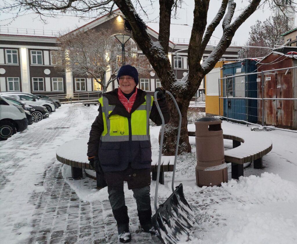 Aktualija gargždų miesto švarintojai pluša nuo ankstaus ryto 2025 gargzdu miesto svarintojai plusa nuo ankstaus ryto 2025 2 aktualija iustitia. Bg kai dar gatvėmis nezuja automobiliai, o daugelyje namų langų tamsu, mūsų miesto valytojai jau braukia prakaitą. Dar neseniai jie grėbė, šlavė ir į didžiulius maišus krovė... Gargždų miesto švarintojai pluša nuo ankstaus ryto 2025 2025-12-02 13:25:00 teisingumas - iustitia. Bg aktualija