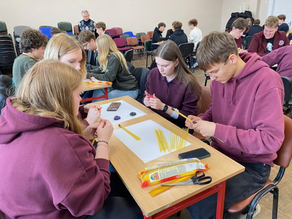 Akiratyje gimnazijoje vyko nacionalinis čempionatas ,,makaronų tiltai 2025“ 2025 gimnazijoje vyko nacionalinis cempionatas makaronu tiltai 2025 2025 94 akiratyje iustitia. Bg gargždų „vaivorykštės“ gimnazijoje antrą kartą surengtas nacionalinis mokinių čempionatas „makaronų tiltai 2025“, organizuojamas vilnius tech universiteto. Čempionato... Gimnazijoje vyko nacionalinis čempionatas ,,makaronų tiltai 2025“ 2025 2025-12-03 09:48:42 teisingumas - iustitia. Bg akiratyje