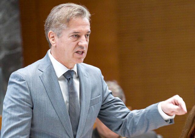Golob za predvolilne potrebe spet populistično dela piar*– spin, promocijo za lastne interese 2025