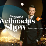 Logo „die große weihnachtsshow“. Giovanni zarrella steht vor einem weihnachtslichter-motiv.