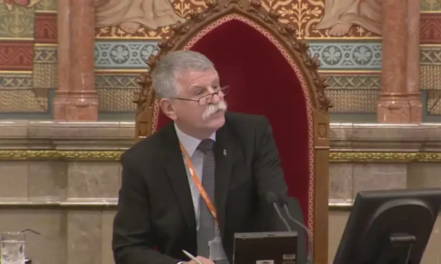 Kövér László kiabált és Xanaxot ajánlott egy DK snak, Rétvári pedig gratulált, hogy szigorú arccal fotóztatja magát Kövér László kiabált és Xanaxot ajánlott egy DK-snak, Rétvári pedig gratulált, hogy szigorú arccal fotóztatja magát 2025