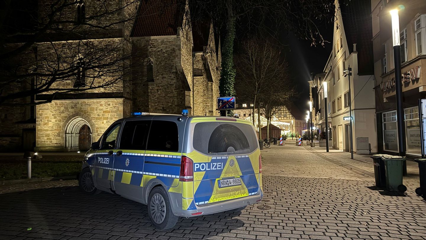Herford kriminalität: messerattacke am weihnachtsmarkt – täter auf der flucht 2025 kriminalitat messerattacke am weihnachtsmarkt tater auf der flucht 2025 herford bei einem messerangriff in herford wird ein 16-jähriger lebensgefährlich verletzt. Die polizei fahndet nach dem... Iustitia. Bg kriminalität: messerattacke am weihnachtsmarkt – täter auf der flucht 2025 2025-12-11 21:31:54 iustitia. Bg - gerechtigkeit herford