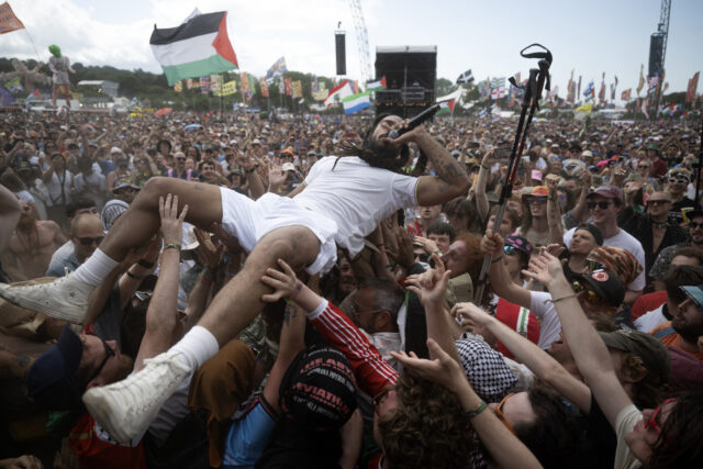 Lezárta rendőrség Bob Vylan ügyét, aki a Glastonbury fesztiválon skandáltatott Izrael-ellenes rigmusokat 2025