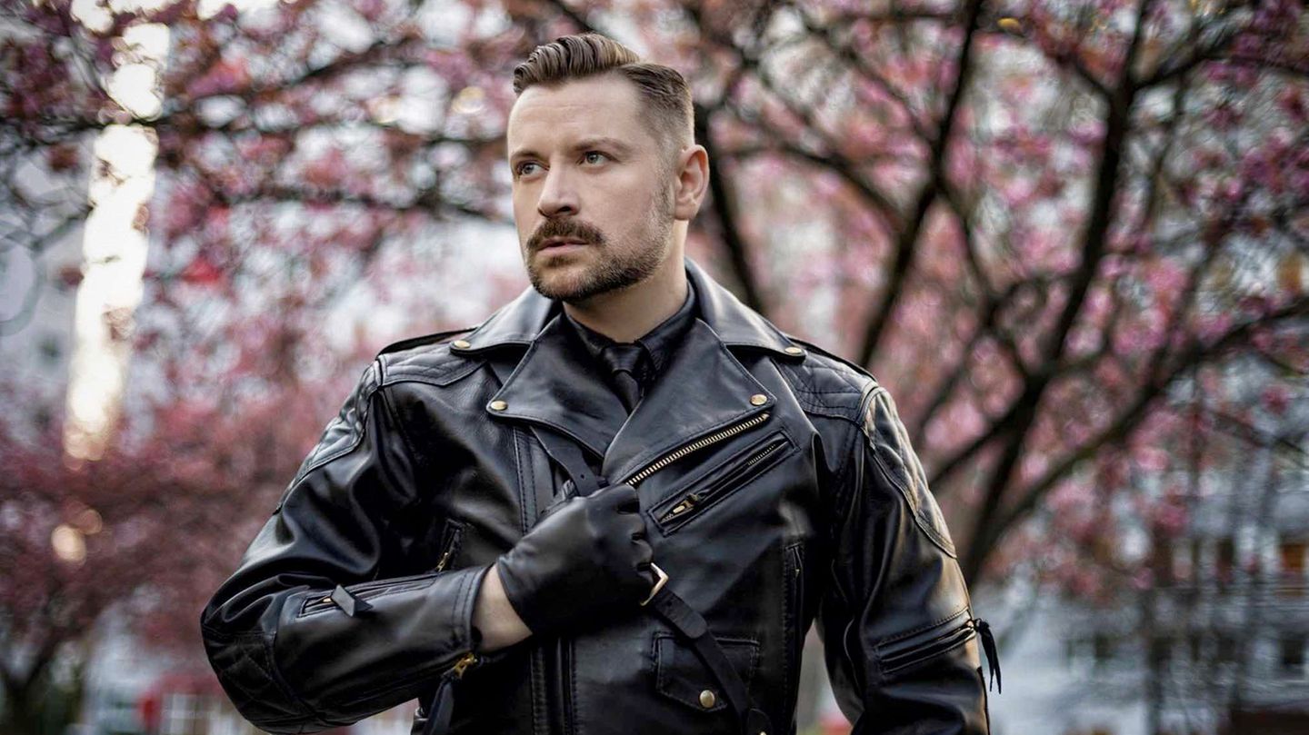 Berlin männliche sexarbeit: andré arbeitet als dominus: "frauen halten viel mehr schmerzen aus als männer" 2025 mannliche sexarbeit andre arbeitet als dominus frauen halten viel mehr schmerzen aus als manner 2025 berlin seit zehn jahren ist master andré als sexarbeiter in der bdsm-szene tätig und bezeichnet sich als "der dominus". Im... Iustitia. Bg männliche sexarbeit: andré arbeitet als dominus: "frauen halten viel mehr schmerzen aus als männer" 2025 2025-12-25 13:51:00 iustitia. Bg - gerechtigkeit berlin