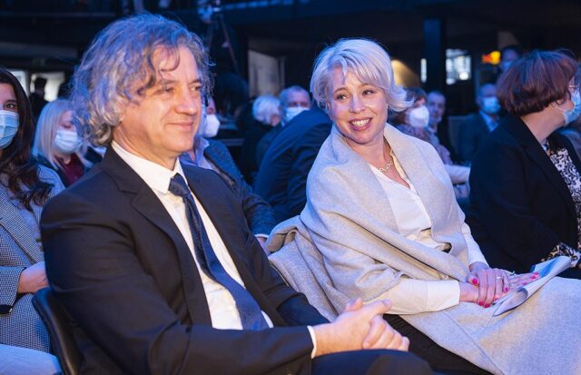 Navduševala se je nad “vrhuunskim menedžerjem” – je slednjo sedaj tudi njo vrgel čez ramo? 2025