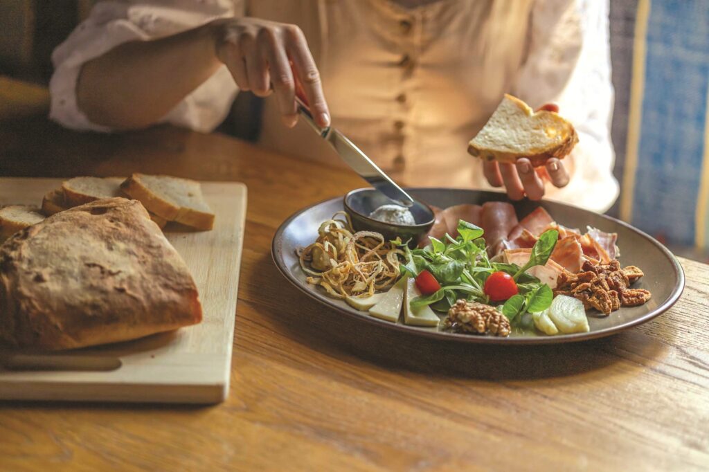 1442 nestvarno lijepo silvestrovo plitvička jezera: zimski odmor u srcu like uz vrhunsku gastronomiju i ulazak u novu godinu koji se pamti 2025 nestvarno lijepo silvestrovo plitvicka jezera zimski odmor u srcu like uz vrhunsku gastronomiju i ulazak u novu godinu koji se pamti 2025 2 1442 iustitia. Bg iustitia. Bg iako su desetljećima bila poznata po tranzitnom turizmu, plitvička jezera sve više postaju destinacija koja nudi odmor od više dana, a posjet nacionalnom parku slovi kao najveća prirodna atrakcija, uz... Nestvarno lijepo silvestrovo plitvička jezera: zimski odmor u srcu like uz vrhunsku gastronomiju i ulazak u novu godinu koji se pamti 2025 2025-12-21 17:00:46 iustitia. Bg pravda - iustitia. Bg 1442