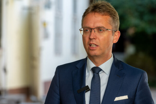 „Önök lopták el a pénzt” – kiabálásig fajult a vita Hankó Balázs és egy diák között a BGE n „Önök lopták el a pénzt” – kiabálásig fajult a vita Hankó Balázs és egy diák között a BGE-n 2025