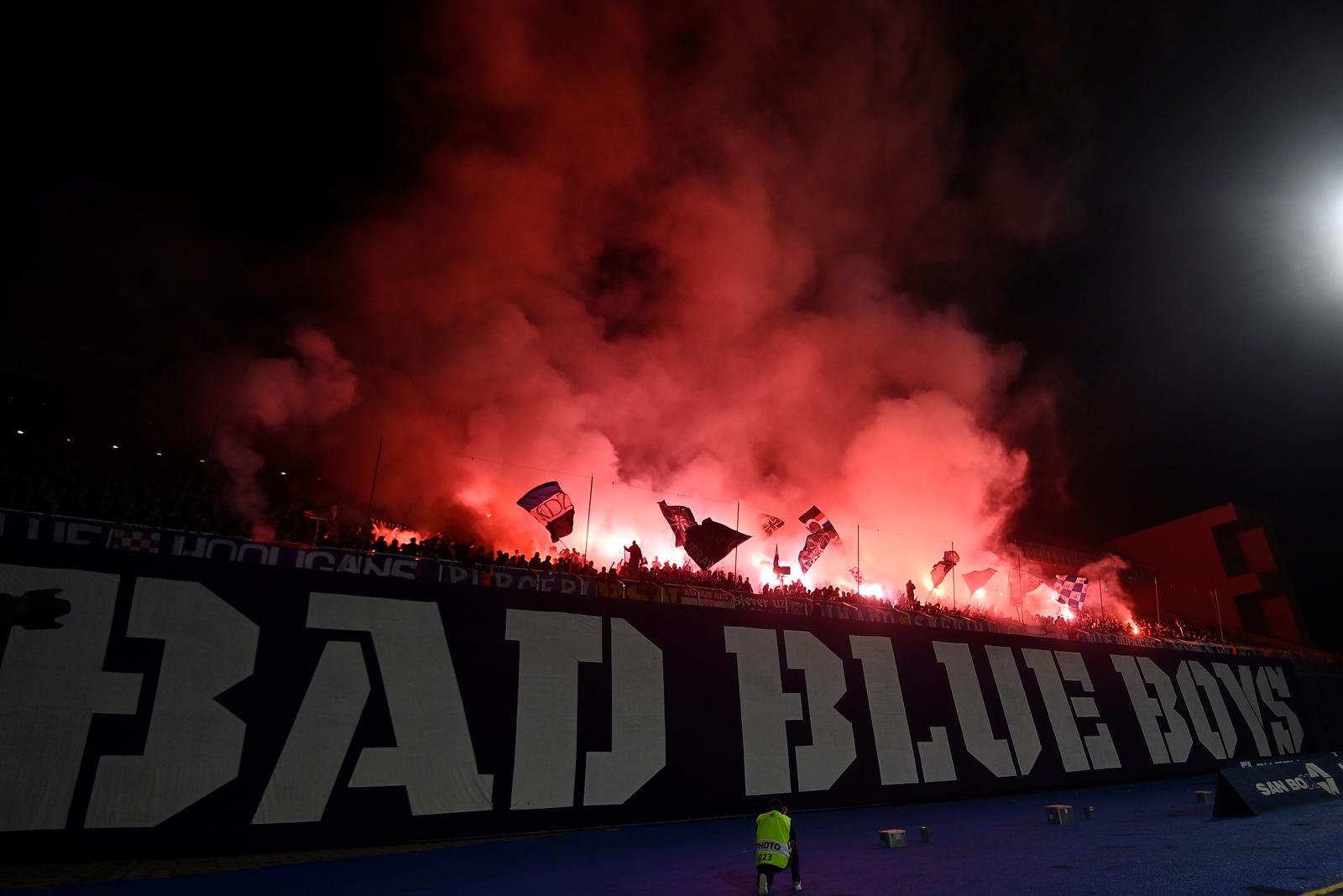 Bbb traže se krivci policija pokrenula istragu zbog poruke bbb-a tomaševiću 2025 traze se krivci policija pokrenula istragu zbog poruke bbb a tomasevicu 2025 2 bbb iustitia. Bg iustitia. Bg dinamo je u posljednjem kolu prvog dijela sezone pobijedio lokomotivu 2-o no utakmicu su obilježili bad blue boysi, navijači dinama, koji su istaknuli poruku gradonačelniku zagreba tomislavu... Traže se krivci policija pokrenula istragu zbog poruke bbb-a tomaševiću 2025 2025-12-21 17:19:24 iustitia. Bg pravda - iustitia. Bg bbb