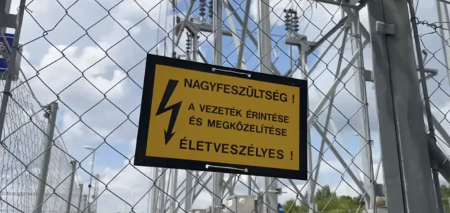 Úgy megütötte az áram a férfit a budapesti vasútállomáson, hogy még a segítségére siető vasutasnak is megégett a keze újraélesztés közben 2025