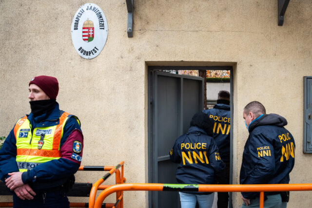 Újabb négy embert vettek őrizetbe a Szőlő utcában, ablakkilinccsel ütöttek a növendékek fejét Újabb négy embert vettek őrizetbe a Szőlő utcában, ablakkilinccsel ütöttek a növendékek fejét 2025
