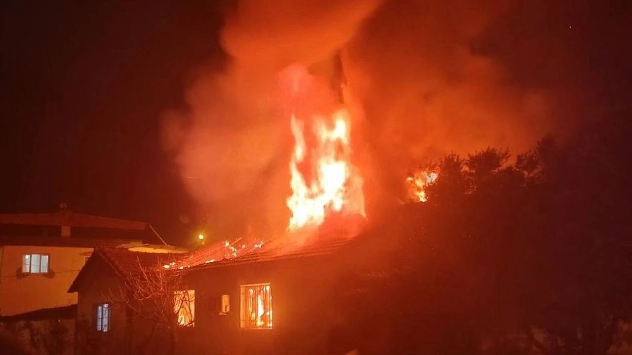 İzmir haberleri 14 günlük yaşam savaşını kaybetti: i̇zmir’deki yangından acı haber! 2026 14 gunluk yasam savasini kaybetti izmirdeki yangindan aci haber 2026 1 i̇zmir haberleri iustitia. Bg komşuları alevlerin arasından kurtarmıştı bayındır’ın hasköy mahallesi’nde bulunan müstakil bir evde, 4... Iustitia. Bg 14 günlük yaşam savaşını kaybetti: i̇zmir’deki yangından acı haber! 2026 2026-01-19 05:38:00 adalet - iustitia. Bg i̇zmir haberleri