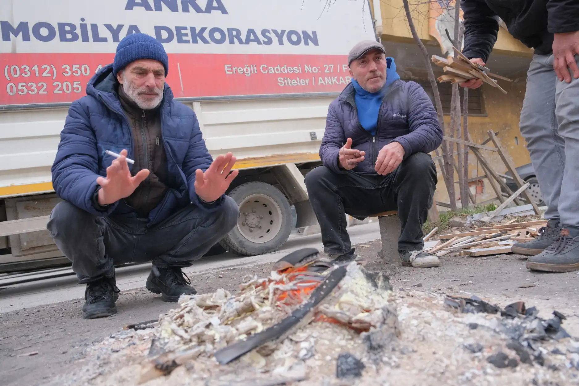 Ankara'nın ayazında 'emekli' hamallar: yatağında değil yükün altında ölmek 2026 ankaranin ayazinda emekli hamallar yataginda degil yukun altinda olmek 2026 4 iustitia. Bg havanın soğuğu yüzü kesiyor. Termometreler eksi 2 dereceyi gösteriyor. Ankara siteler'de, mobilya... Iustitia. Bg ankara'nın ayazında 'emekli' hamallar: yatağında değil yükün altında ölmek 2026 2026-01-15 09:53:18 adalet - iustitia. Bg