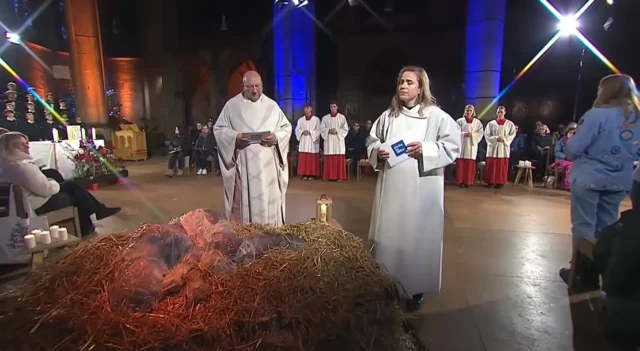 Bocsánatot kért a stuttgarti egyházmegye a megosztó karácsonyi miséért, amiben Jézust egy nyálkával vastagon beterített, csupasz lényként jelenítették meg Bocsánatot kért a stuttgarti egyházmegye a megosztó karácsonyi miséért, amiben Jézust egy nyálkával vastagon beterített, csupasz lényként jelenítették meg 2026