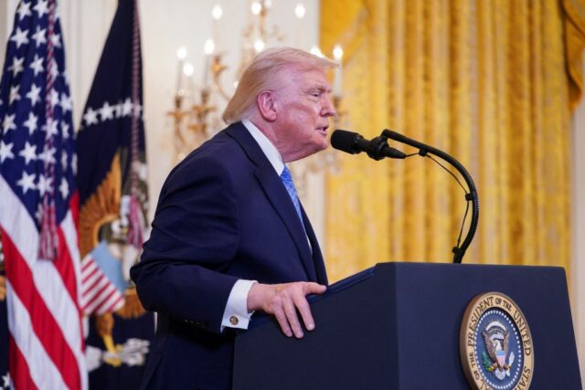 Ο Τραμπ εντείνει την πίεση στην Τεχεράνη: Ανακοίνωσε νέους δασμούς για όποια χώρα συναλλάσσεται με το Ιράν 2026