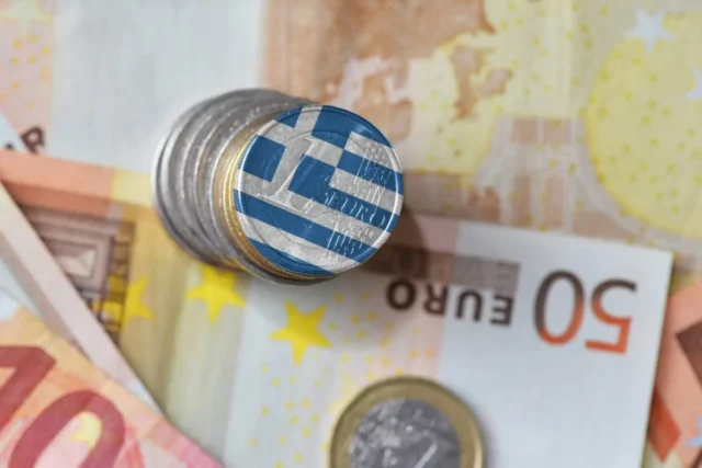 Προϋπολογισμός: Στα 77.065 τα έσοδα, πάνω από 100 εκ. το πλεόνασμα 2026