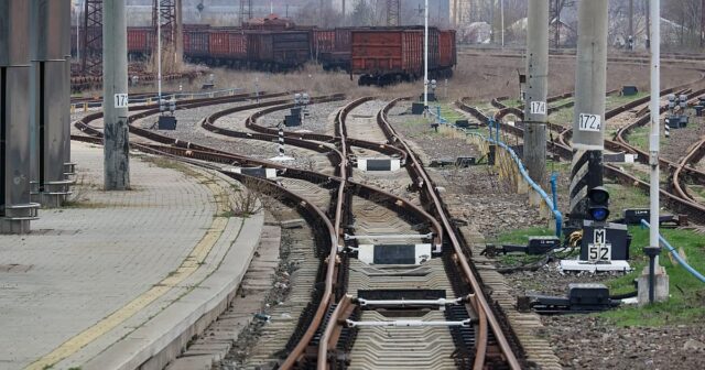 Влак излезе от релсите след свлачище от дъждовете 2026