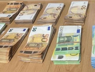 Общество доставят фалшиви евро по интернет, започнаха масови продажби на "маймунска валута" 2026 d0b4d0bed181d182d0b0d0b2d18fd182 d184d0b0d0bbd188d0b8d0b2d0b8 d0b5d0b2d180d0be d0bfd0be d0b8d0bdd182d0b5d180d0bdd0b5d182 d0b7d0b0d0bf 1 общество измамници предлагат да доставят фалшиви банкноти евро, които не се различават от истинските и не могат да бъдат разпознати с просто око. Обявите са за 30% от номинала, когато... Iustitia. Bg доставят фалшиви евро по интернет, започнаха масови продажби на "маймунска валута" 2026 2026-01-10 07:45:36 юстиция общество