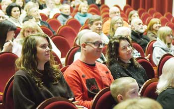 Akiratyje dokumentinėje juostoje veiviržėniškiai pristatė garsiuosius atlaidus 2026 dokumentineje juostoje veivirzeniskiai pristate garsiuosius atlaidus 2026 45 akiratyje iustitia. Bg kretingos rajono kultūros centre buvo pristatyta po lietuvą keliaujanti dokumentinė kino juosta „šv. Marijos magdalenos atlaidai veiviržėnuose“. Veiviržėnai miestelis klaipėdos... Dokumentinėje juostoje veiviržėniškiai pristatė garsiuosius atlaidus 2026 2026-01-14 11:01:16 teisingumas - iustitia. Bg akiratyje