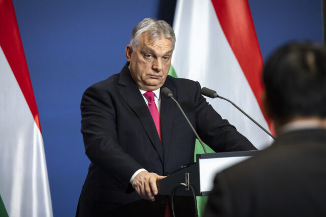 Ez nem sajtótájékoztató, csak egy fáradó autokrácia kötelező díszlete 2026