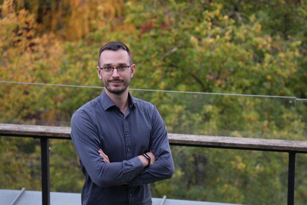 Akiratyje gintaras pečiura: „ieškome pusiausvyros tarp kūrybinės laisvės ir tvarumo“ 2026 gintaras peciura ieskome pusiausvyros tarp kurybines laisves ir tvarumo 2026 1 akiratyje iustitia. Bg klaipėdos valstybinis muzikinis teatras tapo viena iš europos kultūros institucijų, įsipareigojusių veikti tvariai. Teatro atstovai kartu su penkiolika kitų europos operos... Gintaras pečiura: „ieškome pusiausvyros tarp kūrybinės laisvės ir tvarumo“ 2026 2026-01-08 08:12:42 teisingumas - iustitia. Bg akiratyje