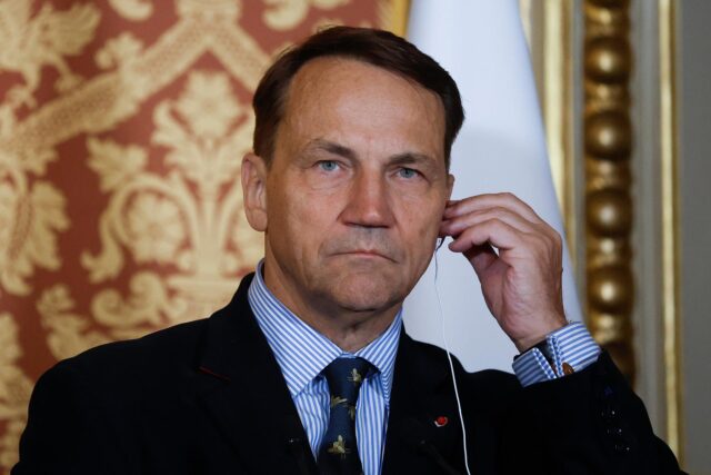 Orbánov skorumpovaný nacionalizmus nie je vlastenectvom, vyhlásil poľský minister Sikorski 2026